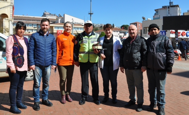 10 yıldır aynı kavşakta trafik akışını sağlıyor